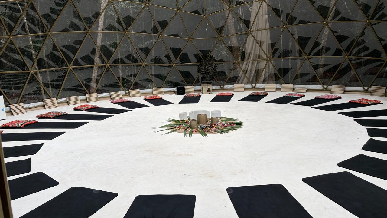 Domo de práctica con altar central