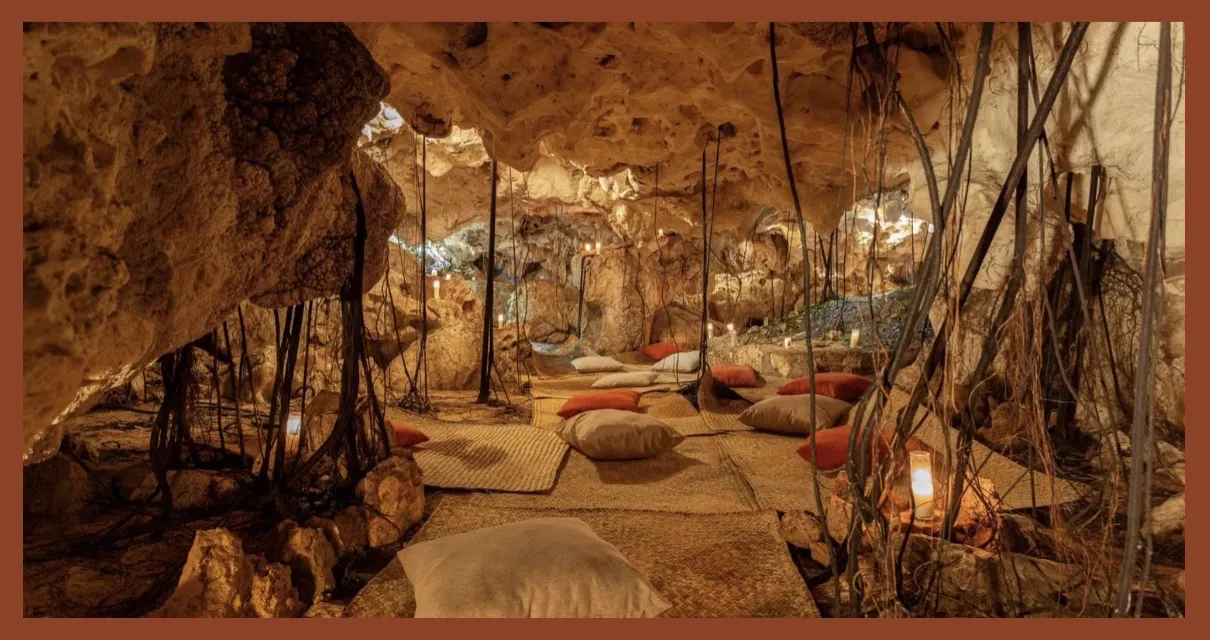 Cueva sagrada con velas