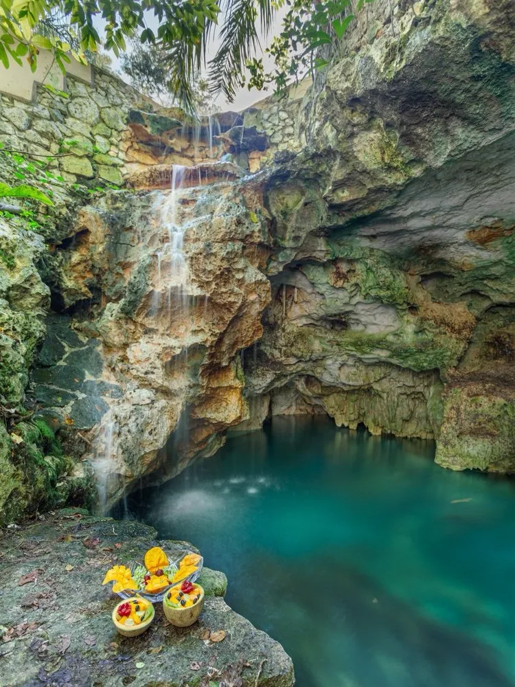 Cenote sagrado con cascada