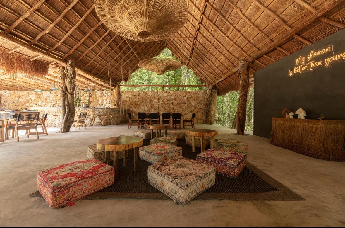 Palapa principal con áreas de descanso