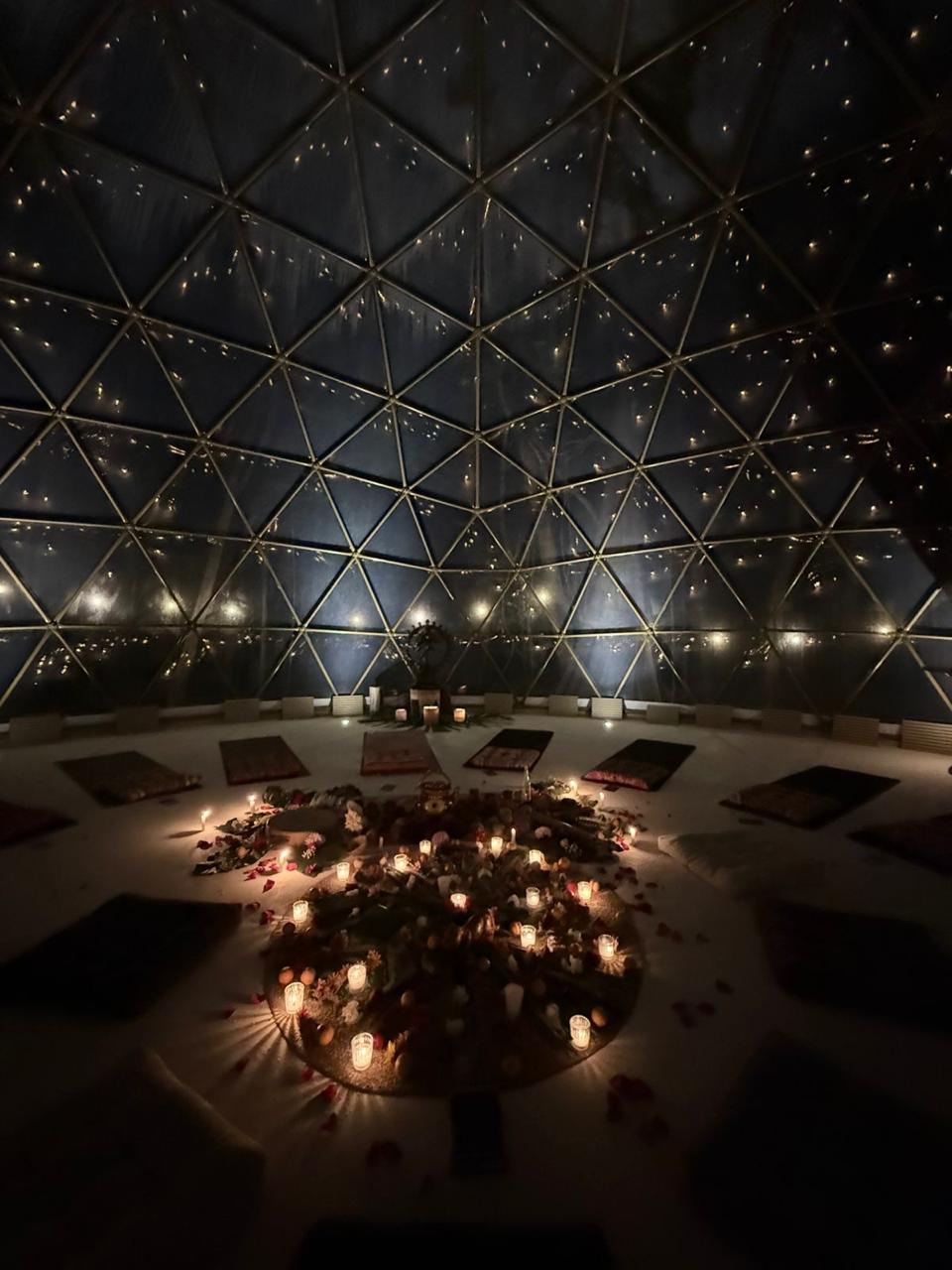 Domo ceremonial iluminado con velas